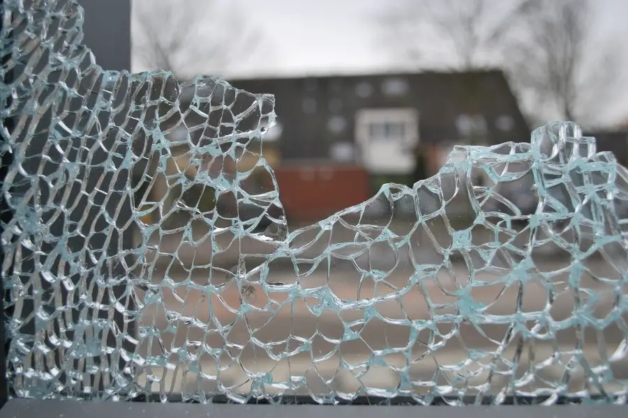 tampered glass shattering